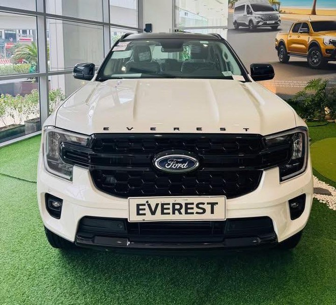 Ảnh thực tế Ford Everest Sport bản đặc biệt gần 1,2 tỷ đồng tại đại lý: Thêm 21 triệu đồng đổi lấy màu sơn kiểu mới, mâm xe giống Ranger Stormtrak- Ảnh 3.