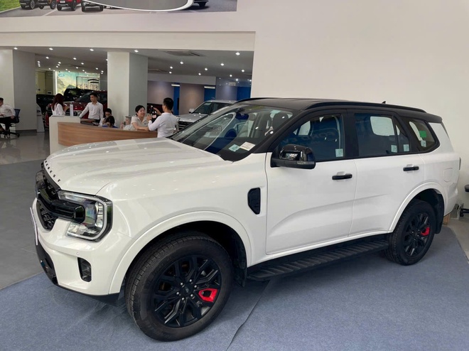 Ảnh thực tế Ford Everest Sport bản đặc biệt gần 1,2 tỷ đồng tại đại lý: Thêm 21 triệu đồng đổi lấy màu sơn kiểu mới, mâm xe giống Ranger Stormtrak- Ảnh 4.