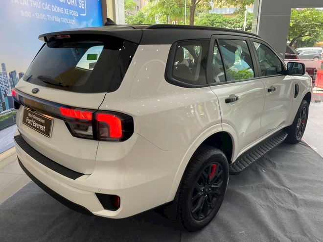 Ảnh thực tế Ford Everest Sport bản đặc biệt gần 1,2 tỷ đồng tại đại lý: Thêm 21 triệu đồng đổi lấy màu sơn kiểu mới, mâm xe giống Ranger Stormtrak- Ảnh 5.