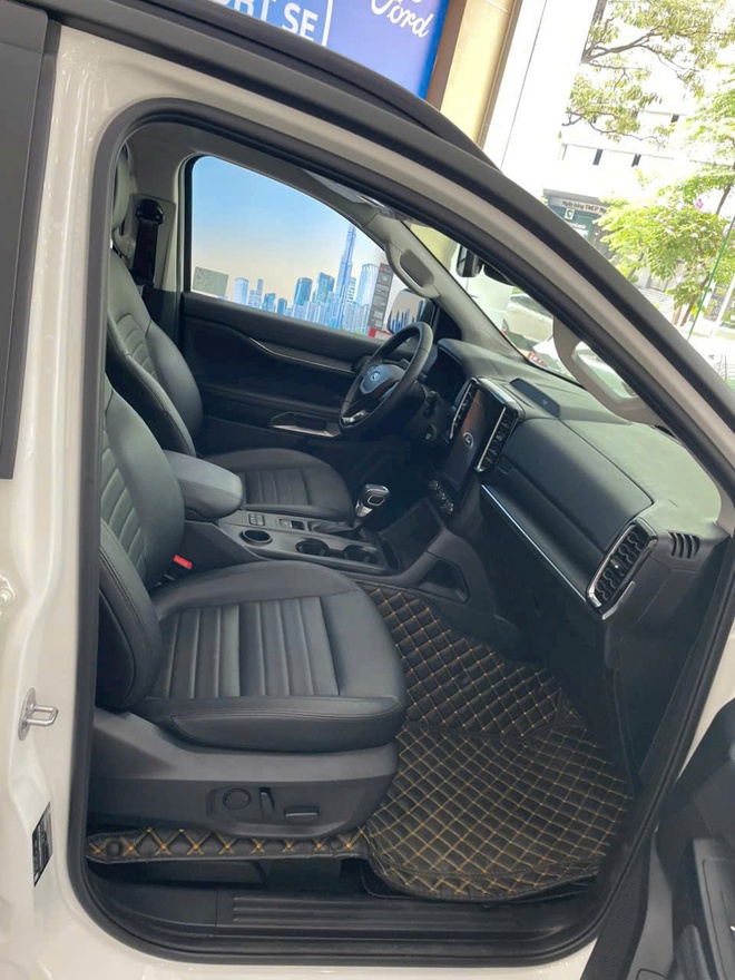 Ảnh thực tế Ford Everest Sport bản đặc biệt gần 1,2 tỷ đồng tại đại lý: Thêm 21 triệu đồng đổi lấy màu sơn kiểu mới, mâm xe giống Ranger Stormtrak- Ảnh 8.